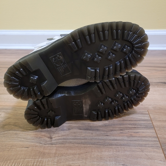 ❤️Dr. Martens, DEVON FLOWER BUCKLE LEATHER PLATFORM BOOTS,size US 7 - Picture 6 of 12